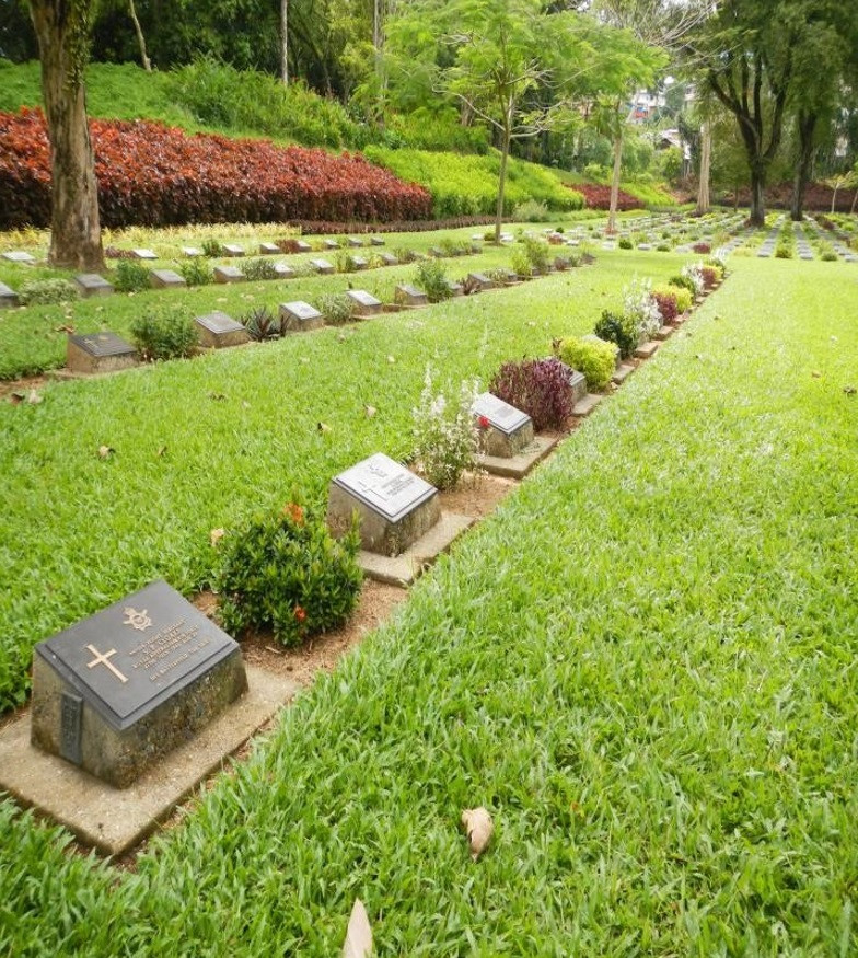 201704-ambon-graves.jpg